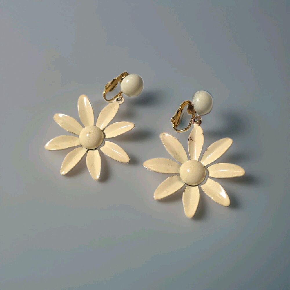 White Enamel Daisy Flower Groovy 60s Clip-On Dangle Drop Earrings 2" Casual Fun